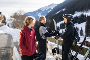 Jongeren maken zich klaar om te snowboarden in Saalbach